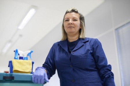 mujer-con-carro-despachos-industrial