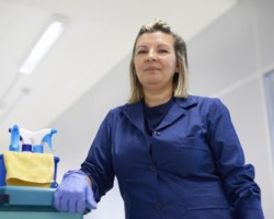 mujer-con-carro-despachos-industrial