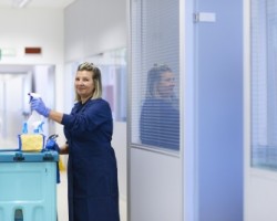 mujer-con-carro-en-oficina